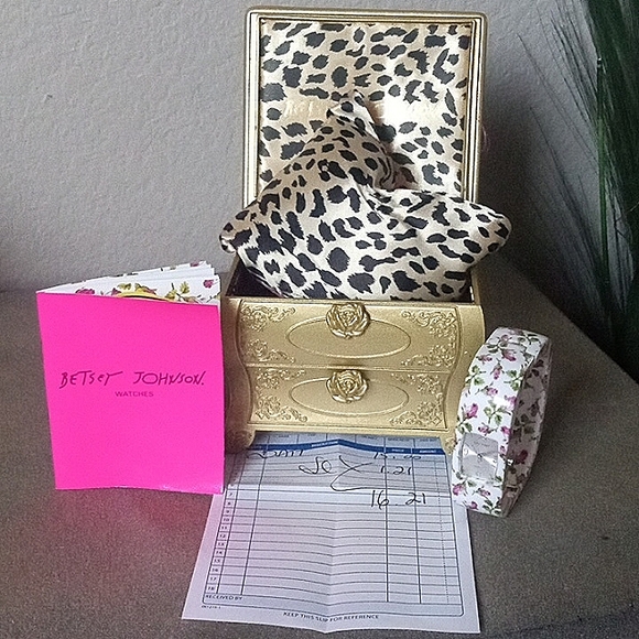Vintage! BETSEY JOHNSON Resin Pink Rose Print Hinged Bangle Watch. New Battery!